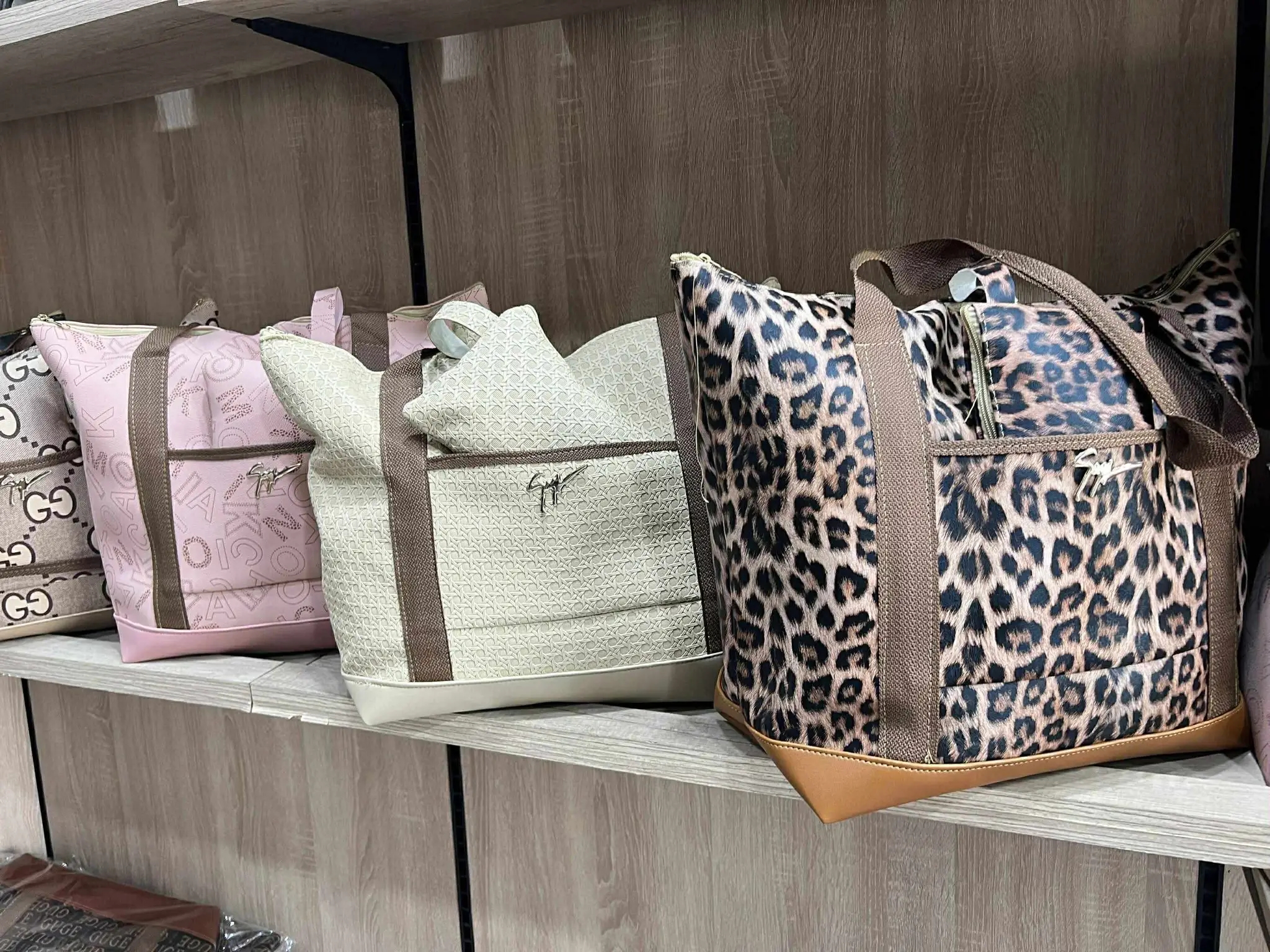 حقائب امتعة  كبيرة image