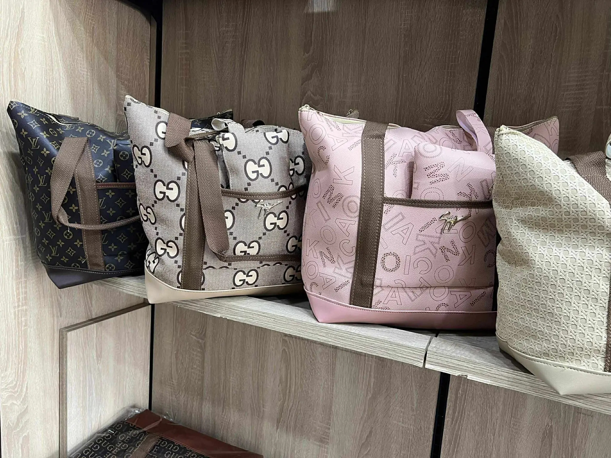 حقائب امتعة  كبيرة image