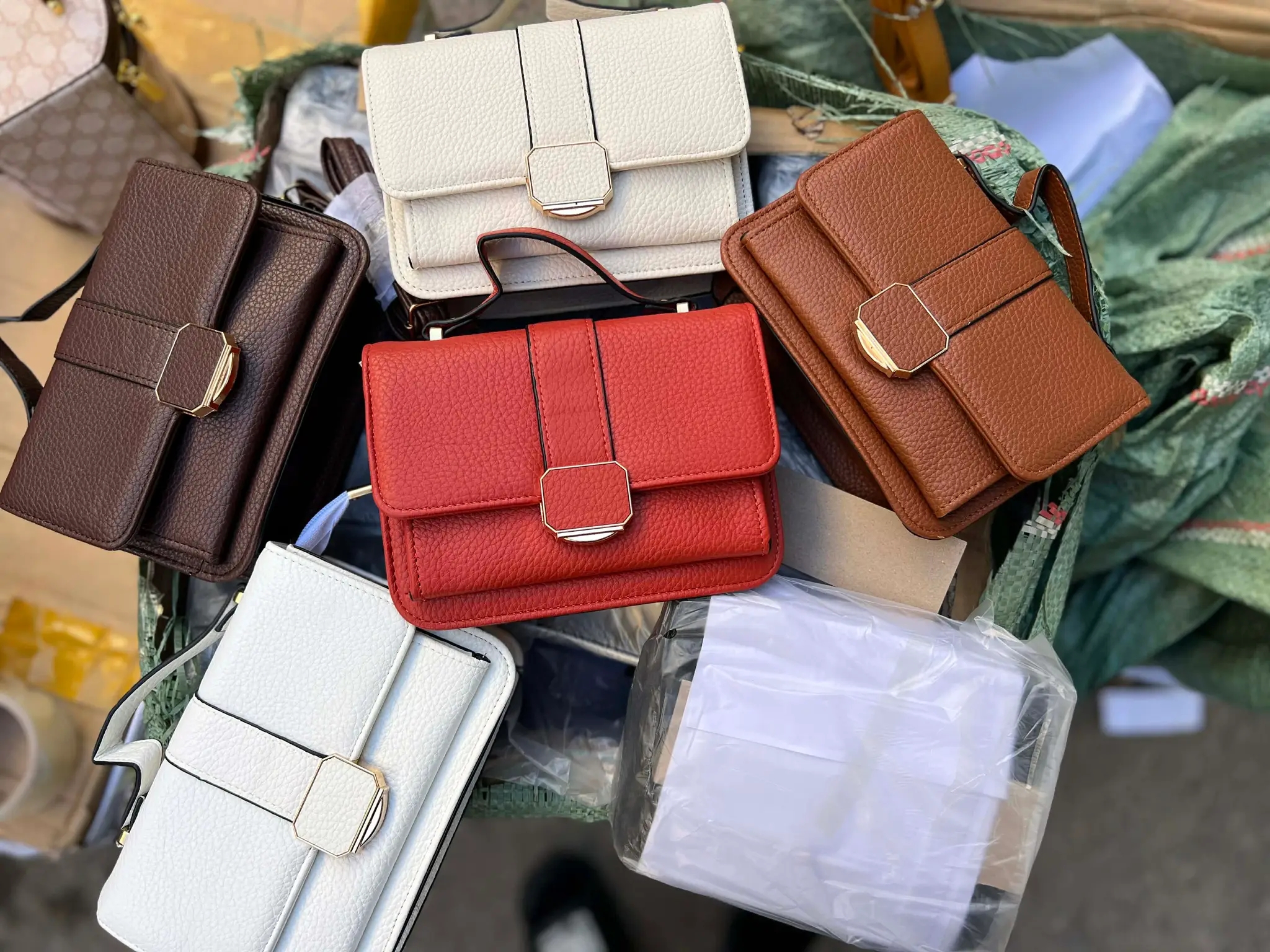 👜لمسة اناقة لكل اطلالة 👜