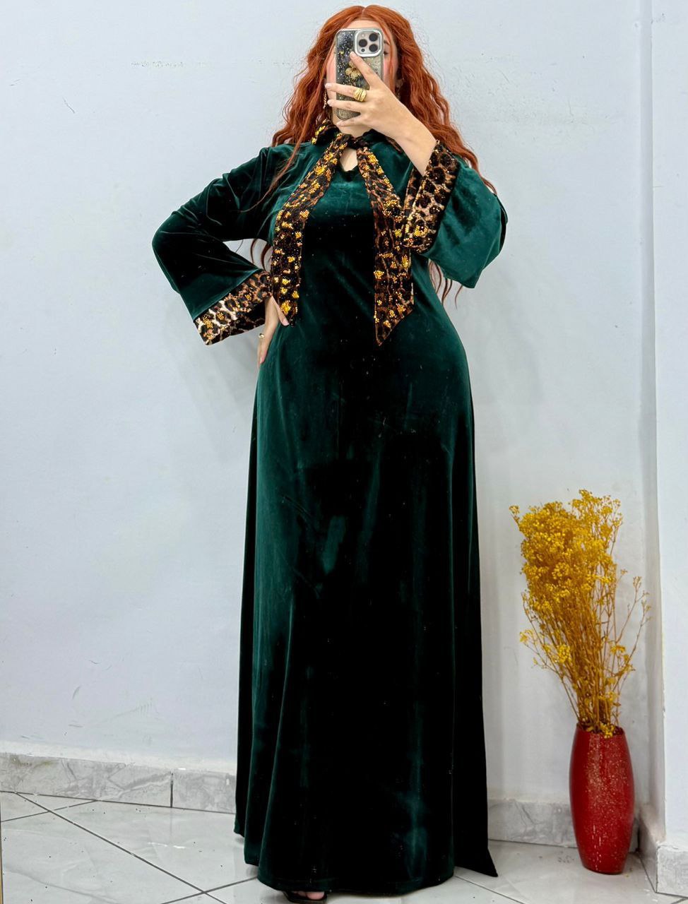 جلابة قطيفة روايال بلمسة عصرية