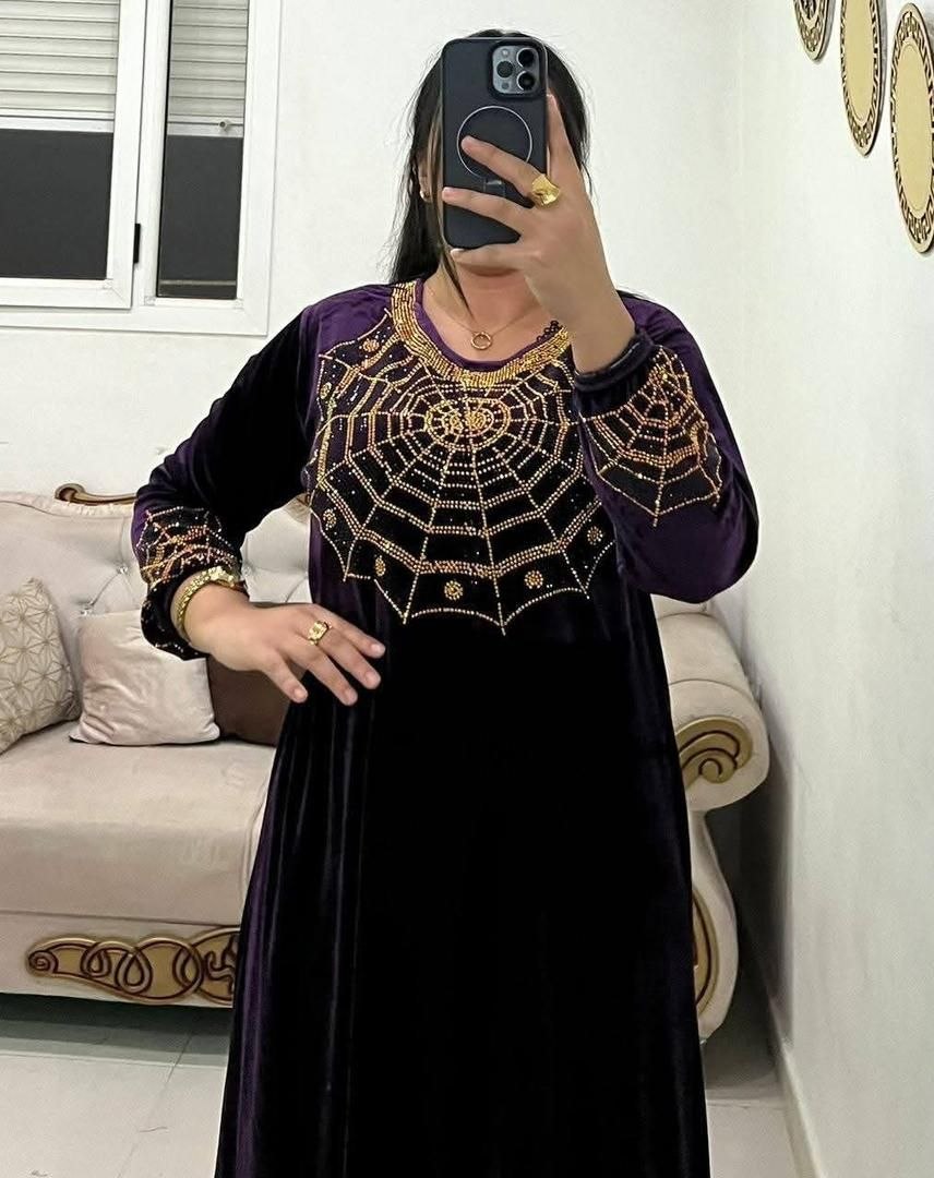 جلابة قطيفة روايال بلمسة عصرية