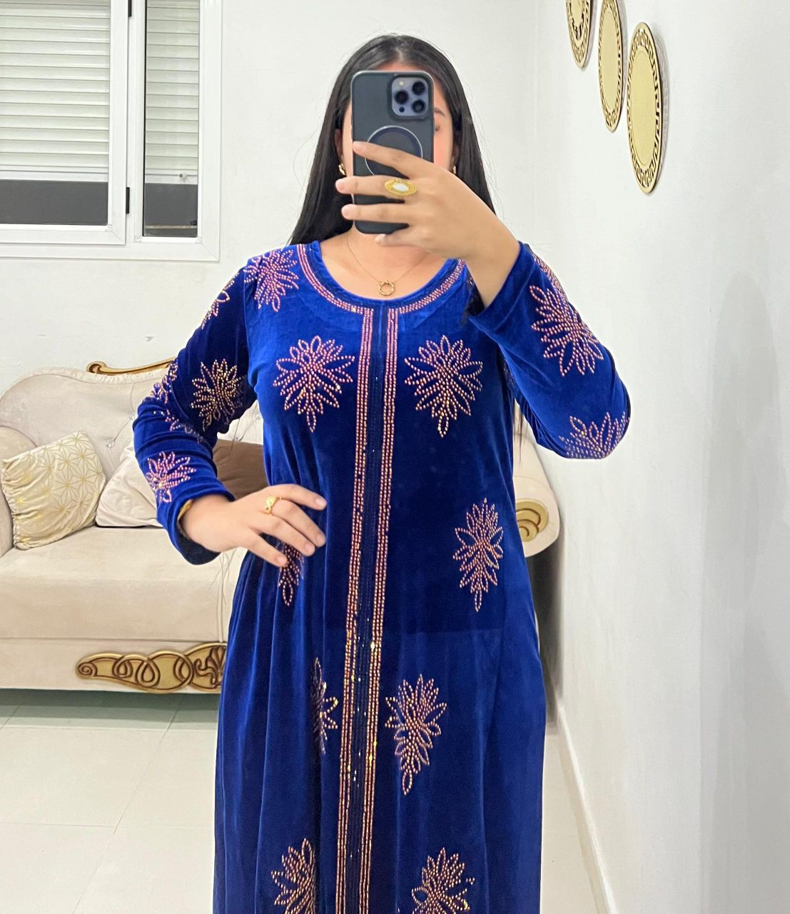 جلابة قطيفة روايال بلمسة عصرية