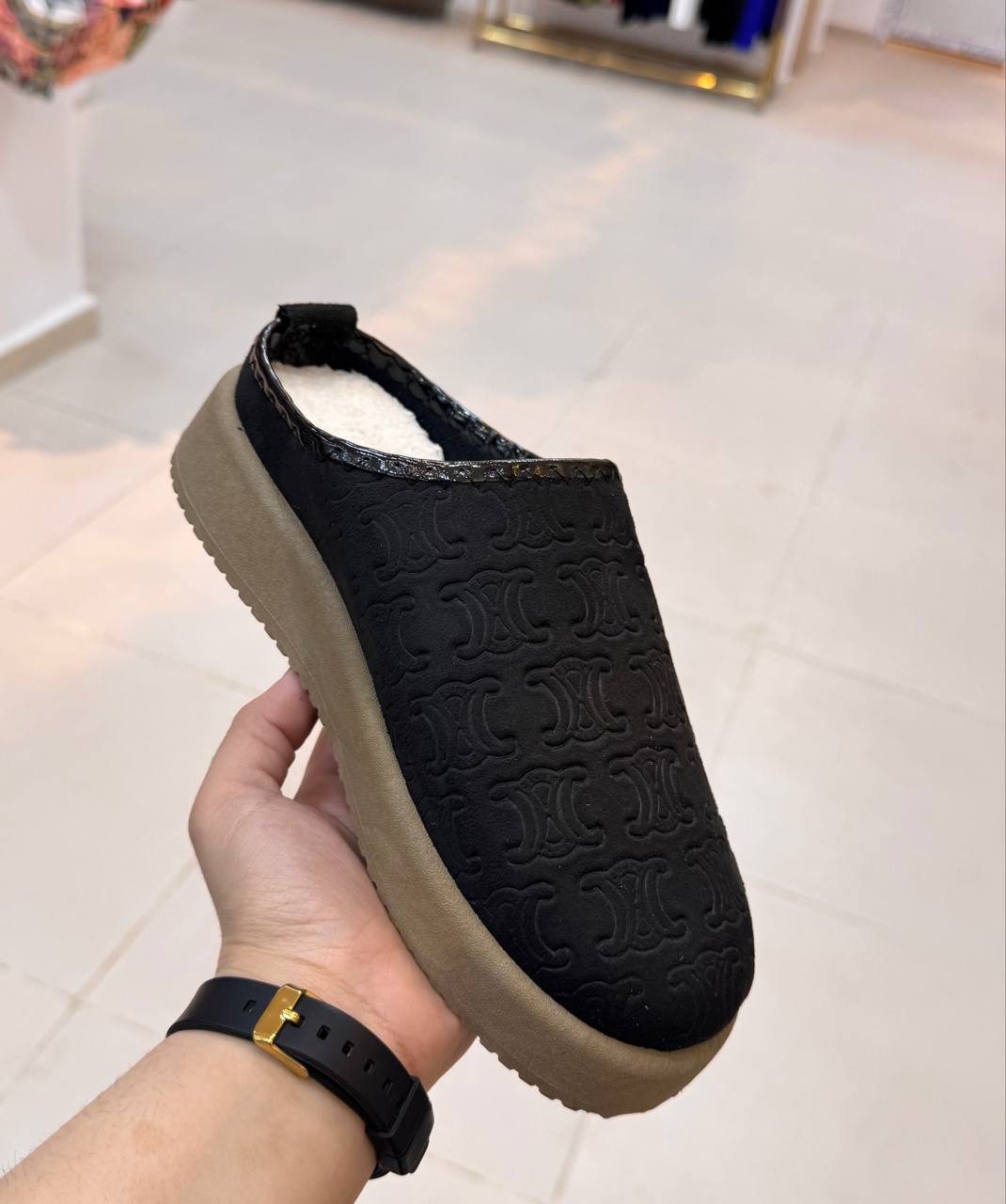 بابوج محفر مقطن من داخل 😍  مقاس : 38-39-40-41  فيه : 3 الوان  السعر : 145 الف  سيري فيه : 4  قطع 😍🫶✅