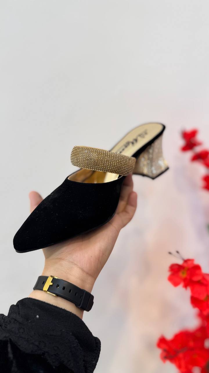 🤭🤭 الاناقة كلها فاللون الأسود 🖤 مقاس : 38.39.40.41 السعر : 170الف  سيري فيه : 4 قطع  منتوج محلي ❤️