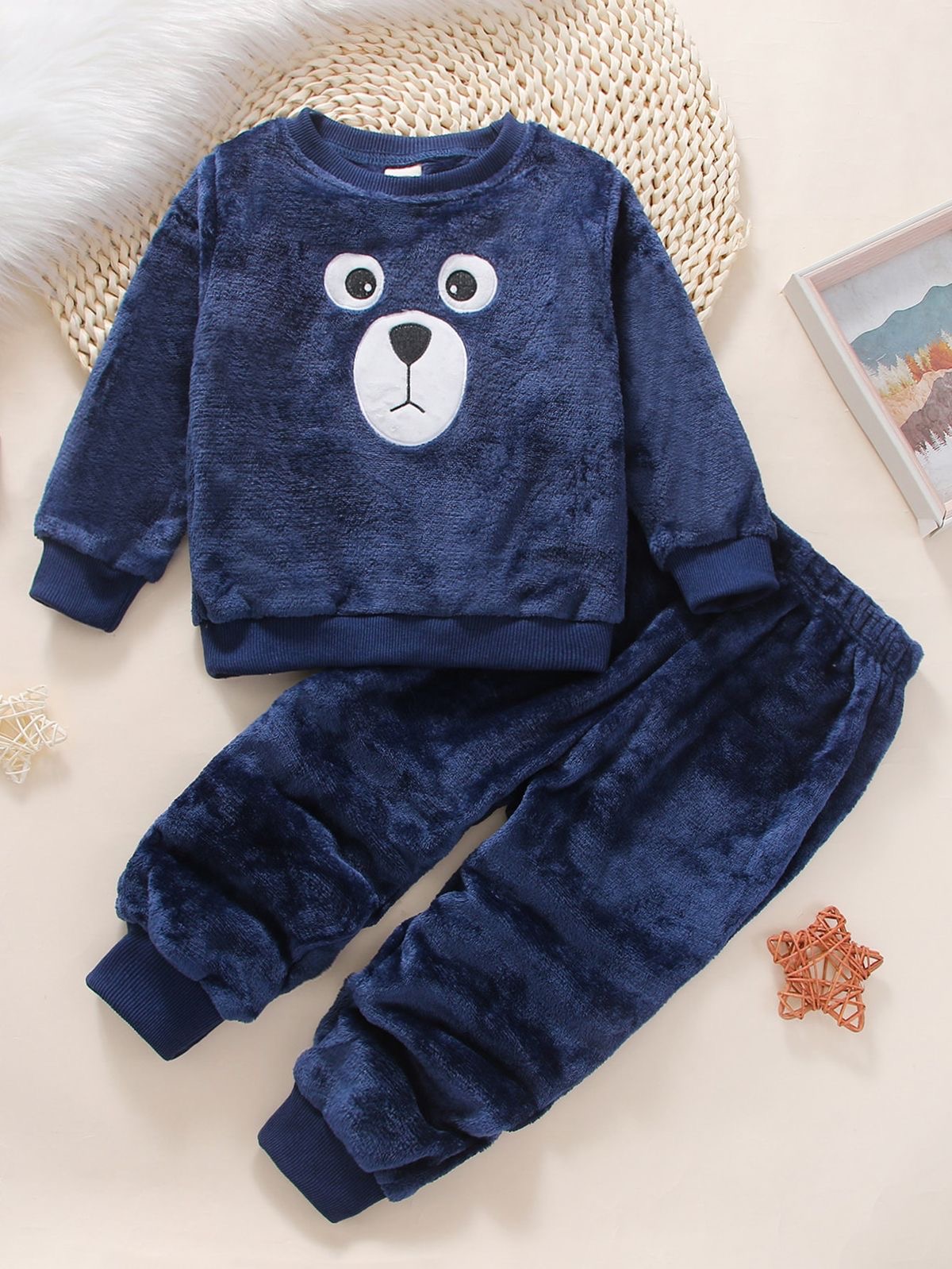 طقم ملابس أطفال شتوي مكوّن من كنزة وبنطال image