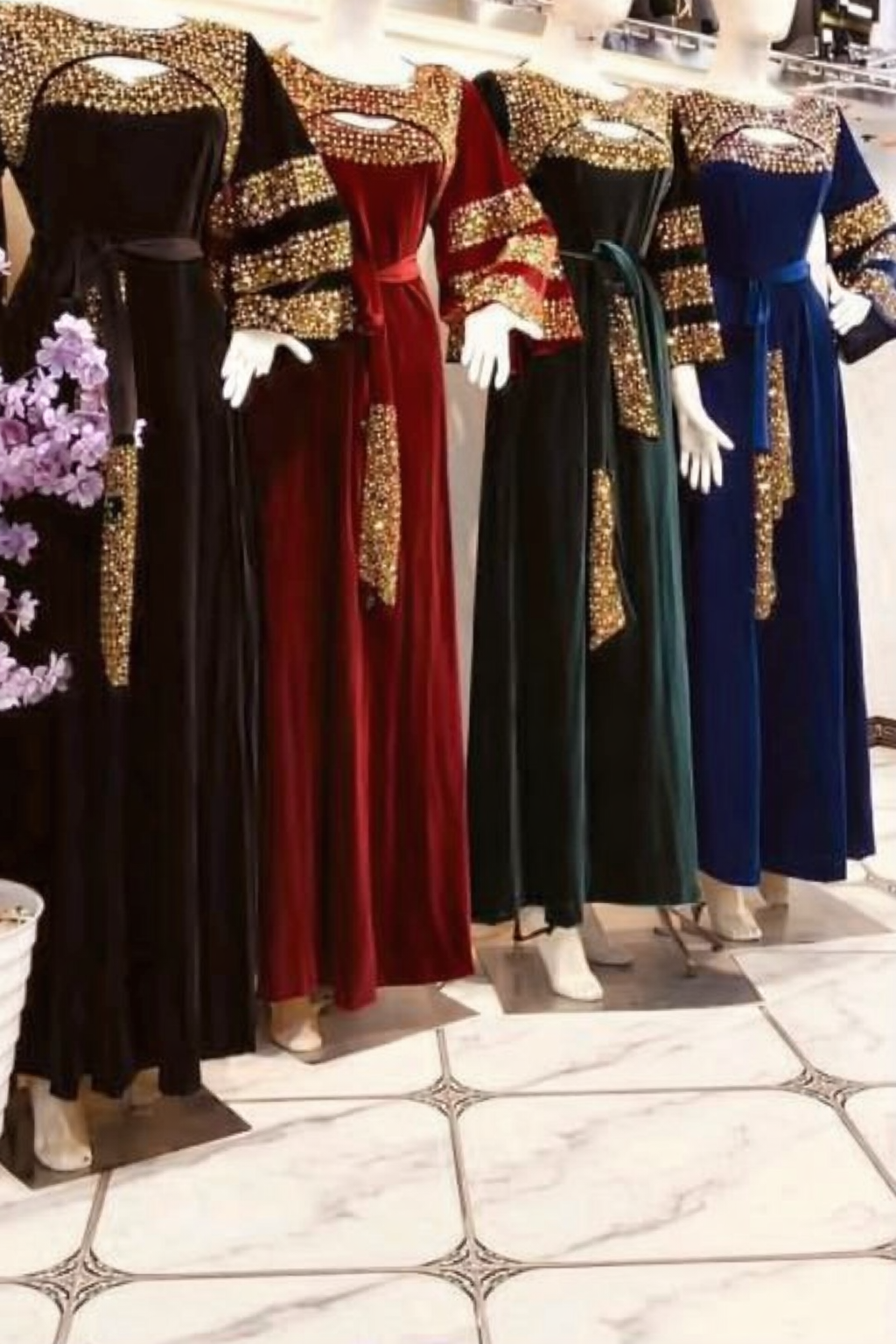 جلابية قطيفة روايال مطرزة بفصوص فاخرة