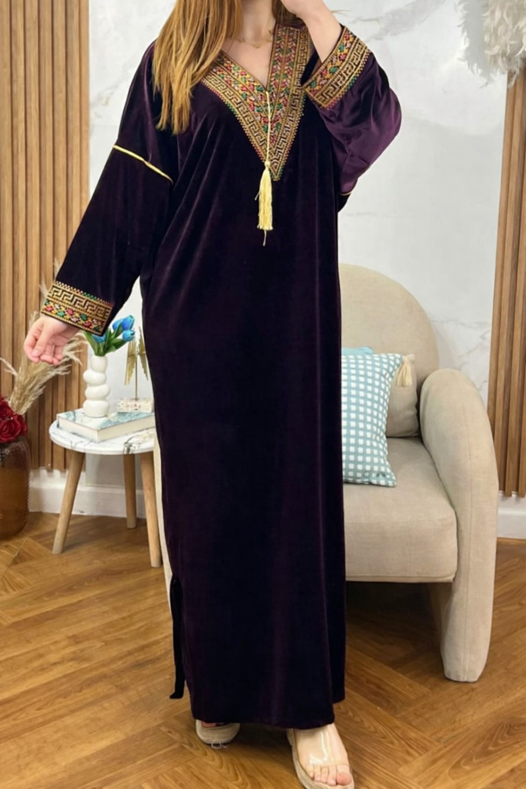 قندورة قطيفة مطرزة