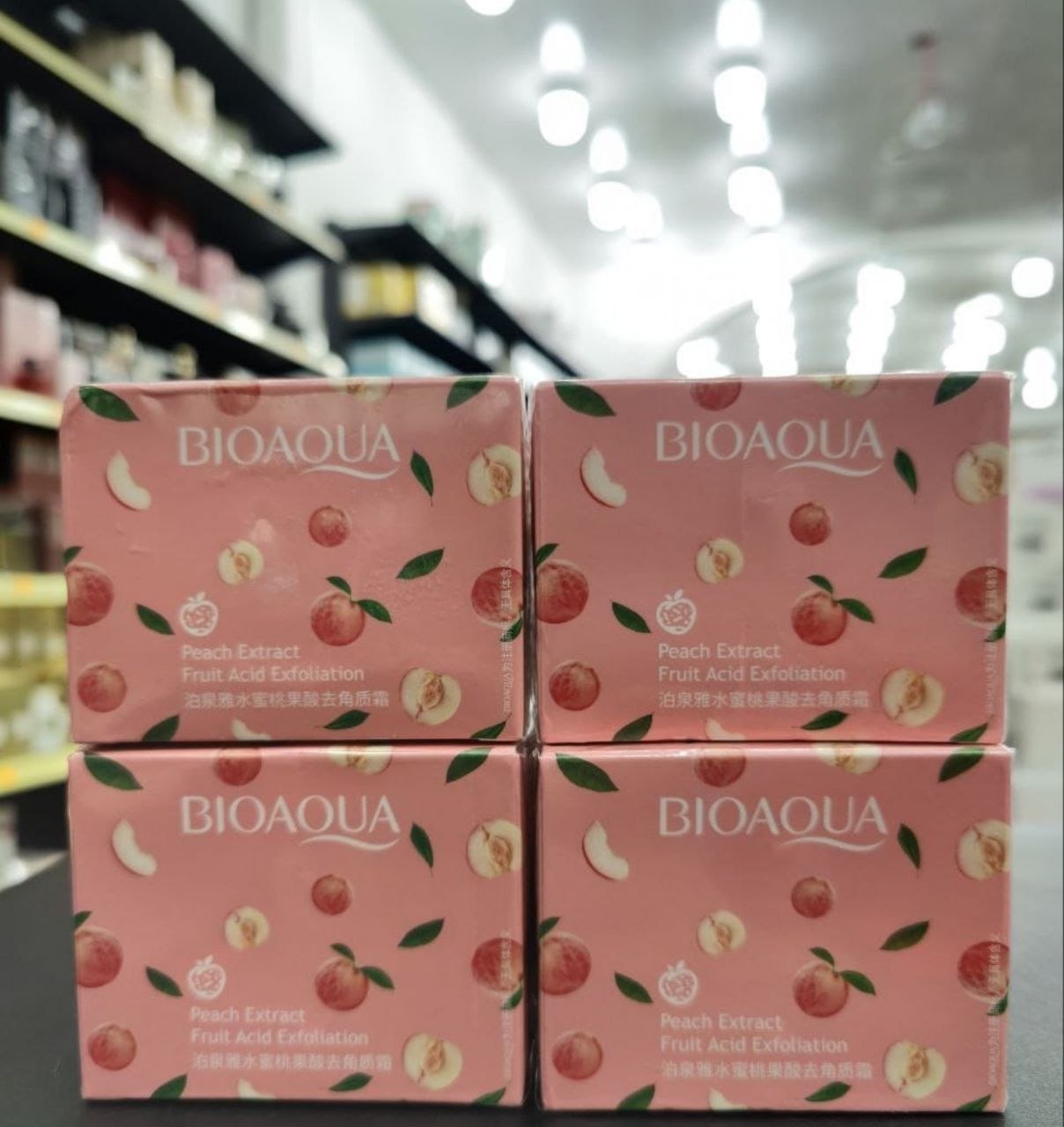 BIOAQUA Crème Exfoliante à l'Extrait de Pêche et Acides de Fruits.